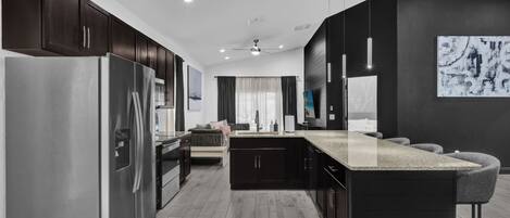 冷蔵庫、電子レンジ、オーブン、コンロ