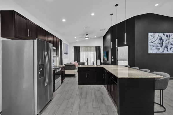 Jääkaappi, mikroaaltouuni, uuni, liesi