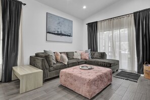 Älytelevisio, takka, videopelejä, kirjoja