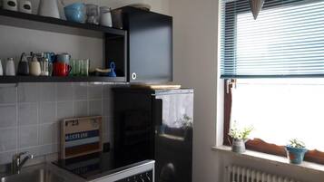 Kühlschrank, Herdplatte, Wasserkocher mit Kaffee-/Teezubehör