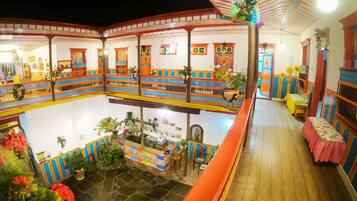 Vista frontal de la propiedad por la tarde o noche