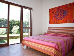 1 soverom, strykejern/-brett, reiseseng for barn og sengetøy