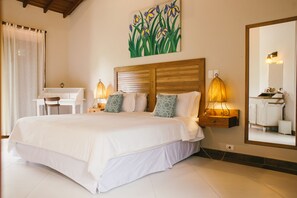 Minibar, in-room safe, individually decorated, individually furnished - Villa Bebek Hotel (São Sebastião)