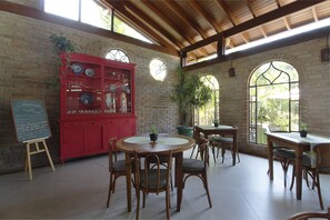 Free daily cooked-to-order breakfast - Villa Bebek Hotel (São Sebastião)