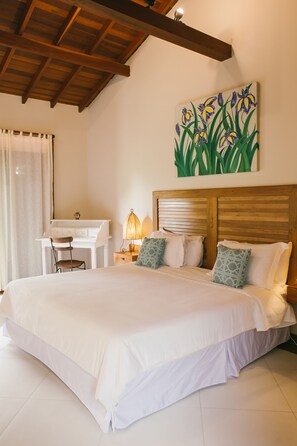 ミニバー、セーフティボックス (室内)、客室ごとに異なる装飾、客室ごとに異なるインテリア