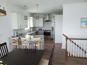 Een magnetron, een vaatwasser, een koffiezetapparaat/waterkoker