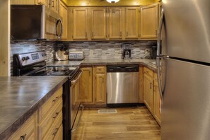 冰箱、微波炉、烤箱、炉灶