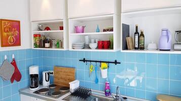 Kühlschrank, Ofen, Herdplatte, Wasserkocher mit Kaffee-/Teezubehör