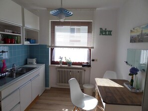 Fridge, oven, stovetop, coffee/tea maker