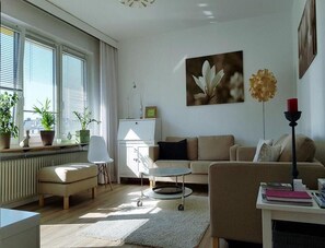 Fernseher, DVD-Player, Bücher, Videothek