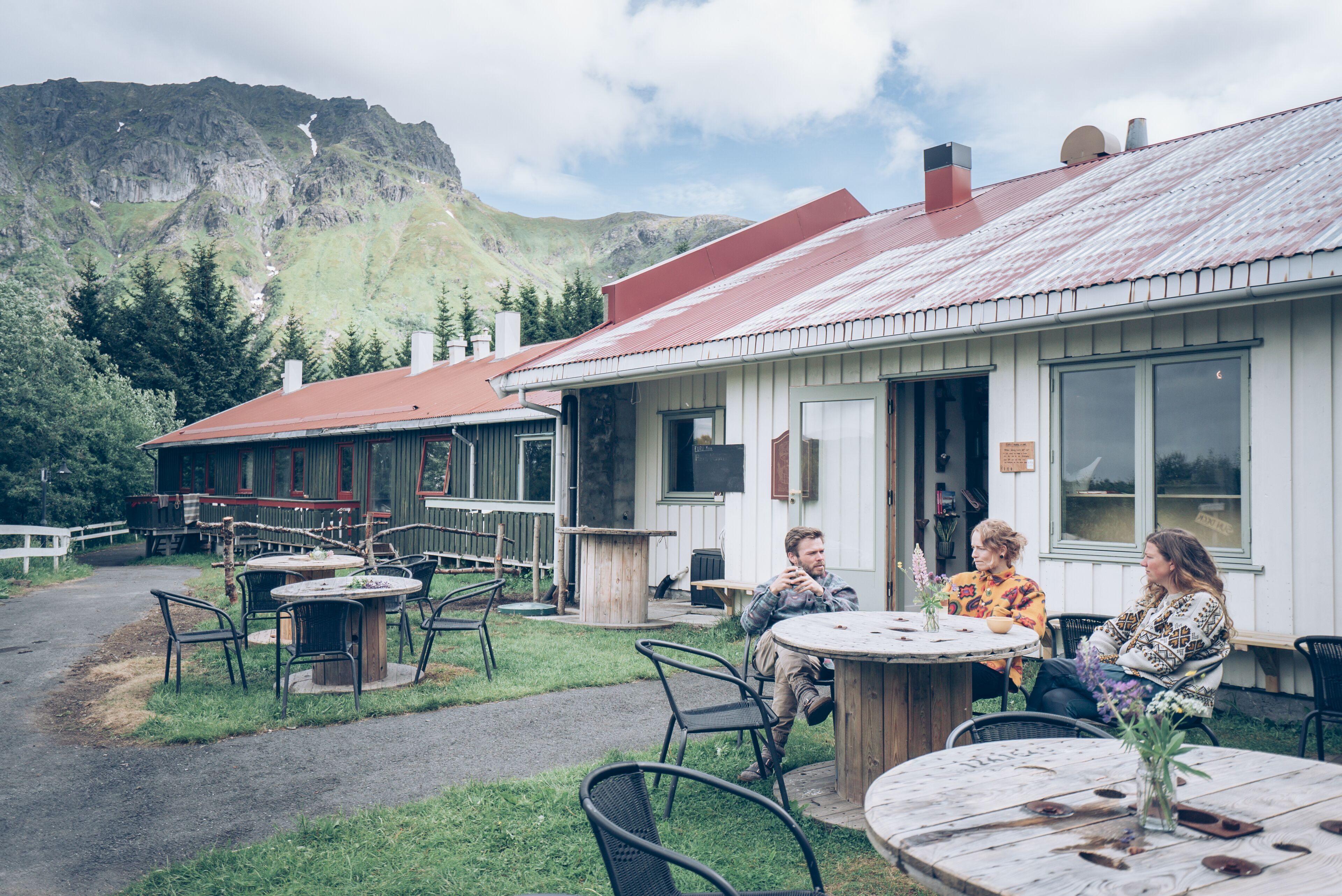 Petit déjeuner, déjeuner et dîner servis sur place, vue sur le jardin
