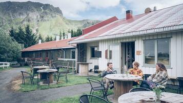 Se sirven desayunos y cocina local e internacional, con vista al jardín