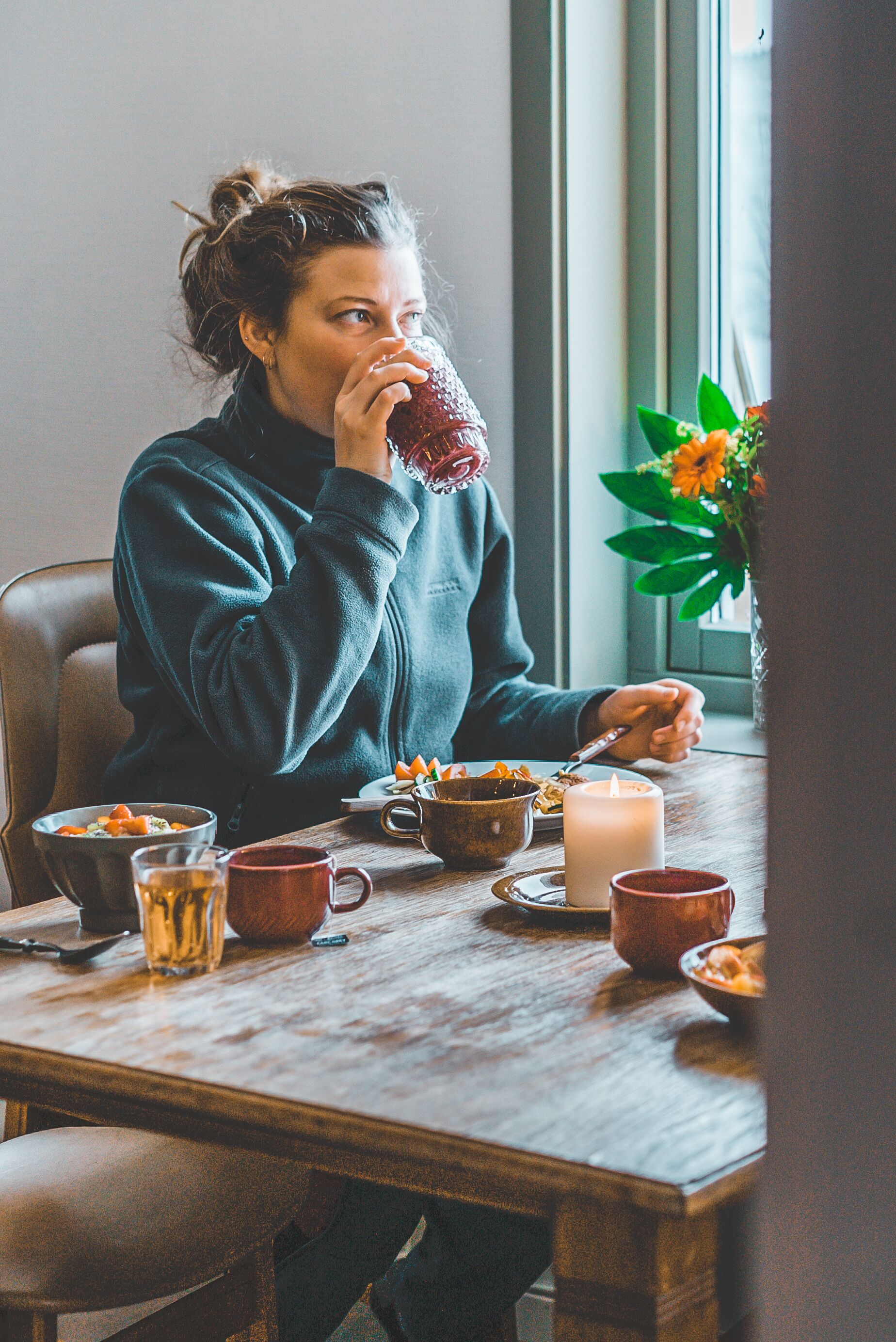Petit déjeuner, déjeuner et dîner servis sur place, vue sur le jardin