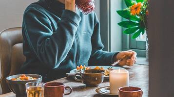 Se sirven desayunos y cocina local e internacional, con vista al jardín