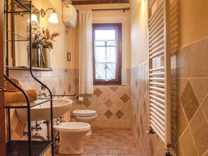 Bathroom - Beautiful  villa for 12 guests with WIFI, private pool, TV, terrace and pets allowed (Poggibonsi)