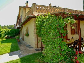 Outdoor dining - Beautiful  villa for 12 guests with WIFI, private pool, TV, terrace and pets allowed (Poggibonsi)