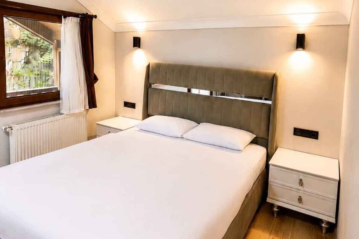 Roupas de cama premium, escrivaninha, espaço de trabalho para notebook