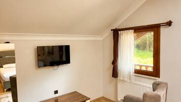 Deluxe Villa | Premium bedding, desk, laptop workspace, blackout drapes