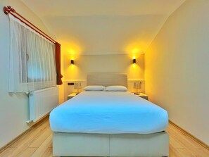 Ropa de cama de alta calidad y escritorio