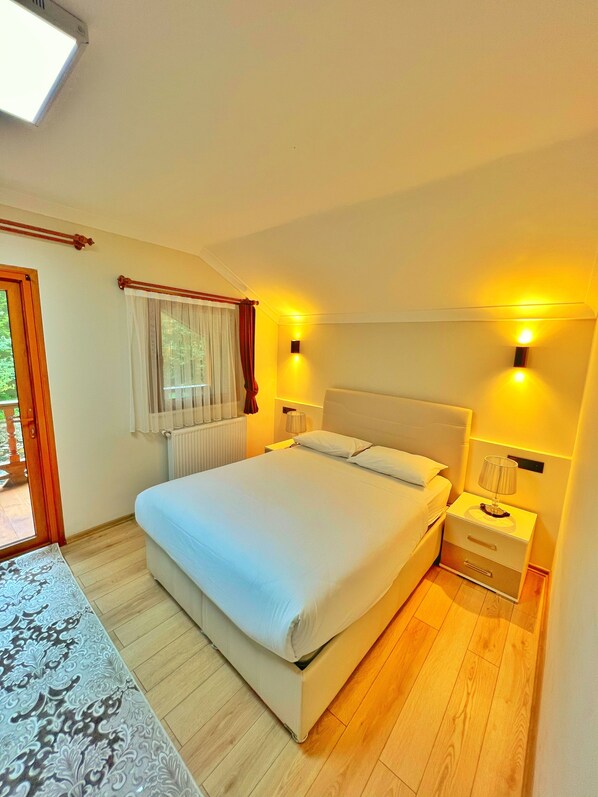 Deluxe-Villa | Hochwertige Bettwaren, Schreibtisch, laptopgeeigneter Arbeitsplatz