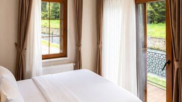 Familie bungalow | Luxe beddengoed, een bureau, een laptopwerkplek
