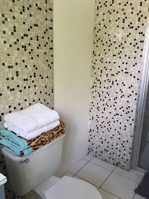 Ducha, artículos de tocador gratuitos, toallas