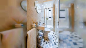 Premium Apartment | Bathroom | Shower, rainfall showerhead, free toiletries, slippers