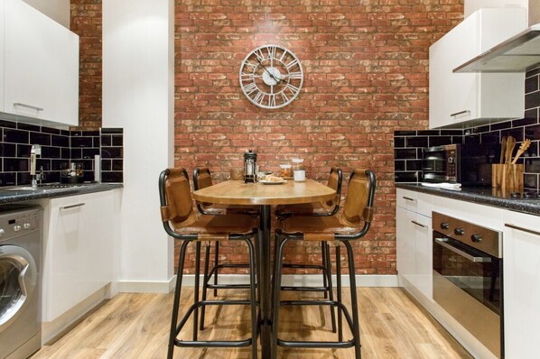 Premium Apartment | Private kitchen | Full-size fridge, microwave, oven, stovetop