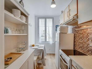 Mikrobølgeovn, ovn, oppvaskmaskin og høy barnestol