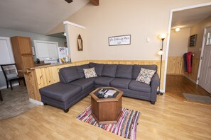 Smart TV, fireplace, DVD player, books - Cozy 3 bedroom cabin with pretty views and a short drive to Luray Caverns (Luray)