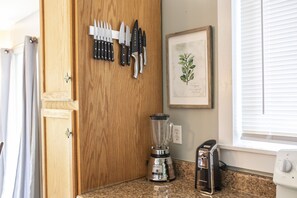 Interior - Cozy 3 bedroom cabin with pretty views and a short drive to Luray Caverns (Luray)