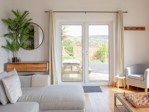 TV, fireplace - Beautiful private villa for 6 guests with TV (Isle Of Skye)