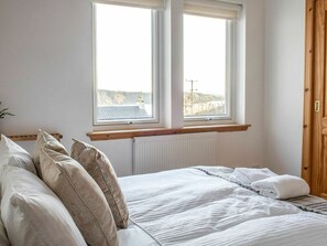 3 bedrooms, travel cot - Beautiful private villa for 6 guests with TV (Isle Of Skye)