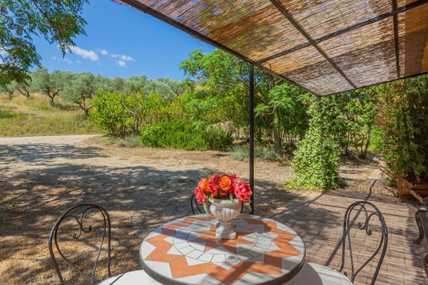 Tabelle, Himmel, Möbel, Eigentum, Gebäude, Interior Design, Holz, Schatten, Flooring, Stuhl