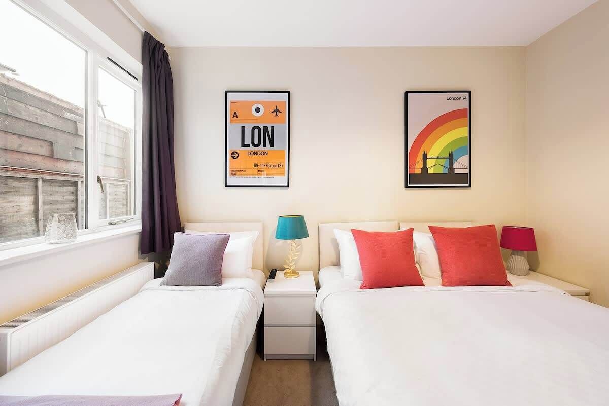 3 bedrooms, desk, iron/ironing board, travel cot