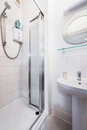 Ensemble baignoire-douche, séchoir à cheveux, serviettes fournies, savon
