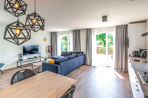 Tabelle, Möbel, Bilderrahmen, Couch, Stuhl, Beleuchtung, Gebäude, Komfort, Holz, Studio Couch