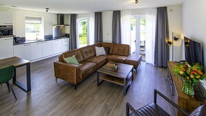 Living area - Beautiful private villa for 4 guests with WIFI, pool, TV, terrace and pets allowed (Nieuw-helvoet)