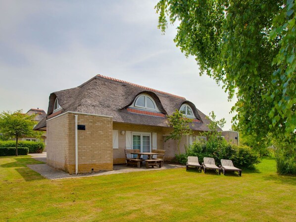 Plant, Sky, Building, Property, Window, Tree, Cloud, House, Land Lot, Natural Landscape - Wonderful private villa for 6 people with WIFI, pool, TV, terrace and pets allowed (Nieuw-helvoet)