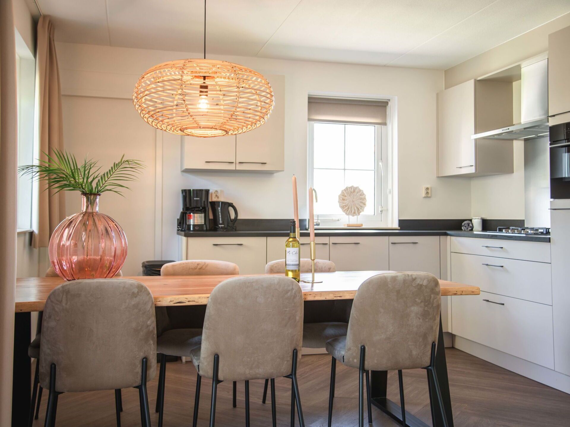 Cabinetry, Meubles, Comptoir, Plante, Table, Chaise, Bois, Cuisine, Éclairage, Plante D'Appartement