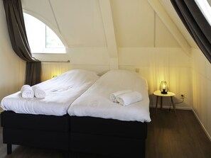 Furniture, Comfort, Wood, Bed Frame, Lighting, Interior Design, Bed, Floor - Wonderful private villa for 6 people with WIFI, pool, TV, terrace and pets allowed (Nieuw-helvoet)