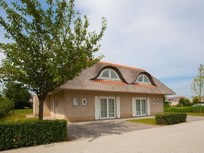Exterior - Wonderful private villa for 6 people with pool, WIFI, TV, terrace and pets allowed (Nieuw-helvoet)