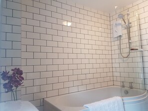 Ensemble douche/baignoire, sèche-cheveux, serviettes fournies