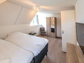 3 chambres, fer et planche à repasser, lit de bébé portatif