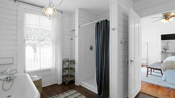 3 bedrooms, iron/ironing board, travel cot, free WiFi