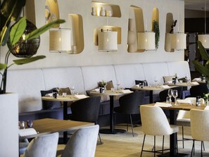 Dining - Stunning private villa for 4 people with pool, WIFI, TV, terrace and pets allowed (Nieuw-helvoet)