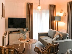 TV - Stunning private villa for 4 people with pool, WIFI, TV, terrace and pets allowed (Nieuw-helvoet)