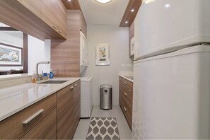 Kjøleskap, mikrobølgeovn, ovn og kokeplater