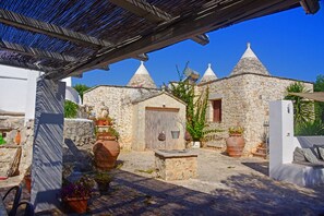 Exterior - Beautiful trullo with separate  smaller trullo, both with aircon and wifi. (Ostuni)