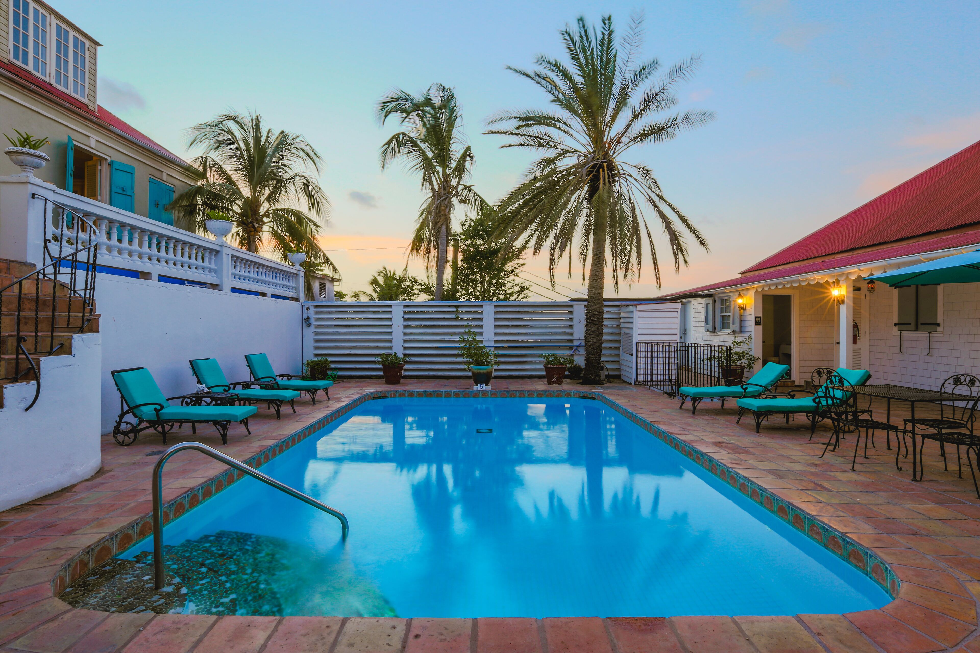 Piscine extérieure, parasols, chaises longues